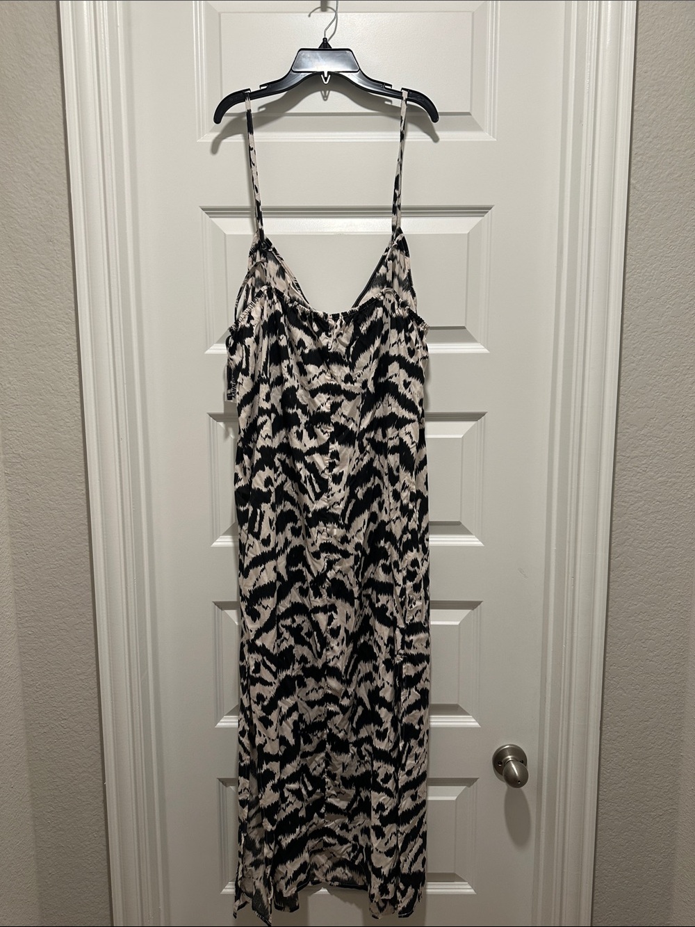 Old Navy Black and White Spaghetti-Strap Maxi Dress - Picture 2 of 6